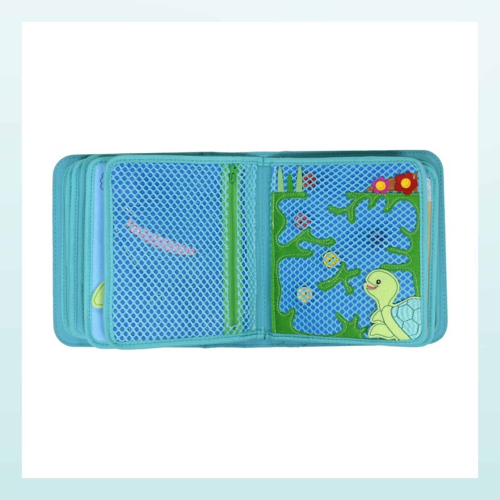 Unter Wasser Quiet Book Seite mit Knopf-Labyrinth unter einem Netz und Schildkröte im Seegras auf sanftem Meer-Hintergrund – ab 3 Jahren