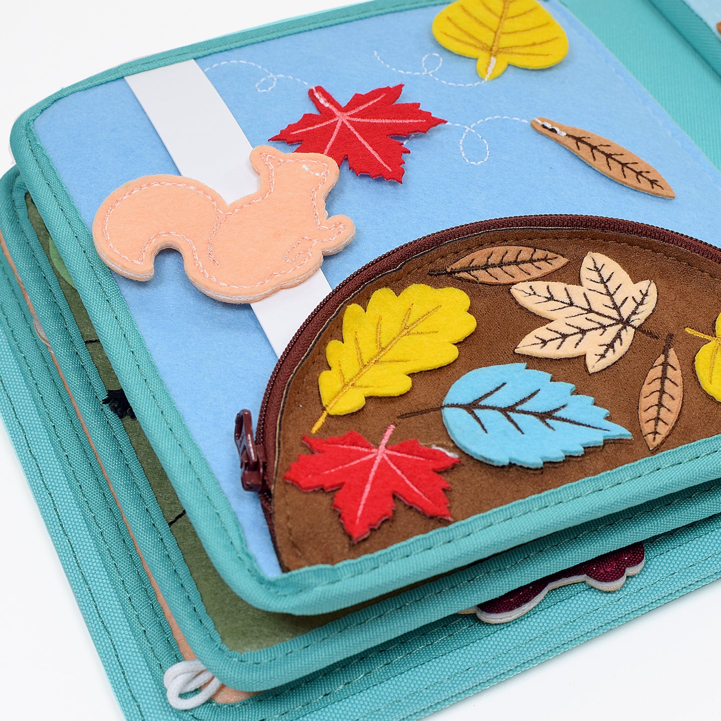 Bunte Blätter zum Spielen und ein Tasche mit Überraschungen auf einer Seite