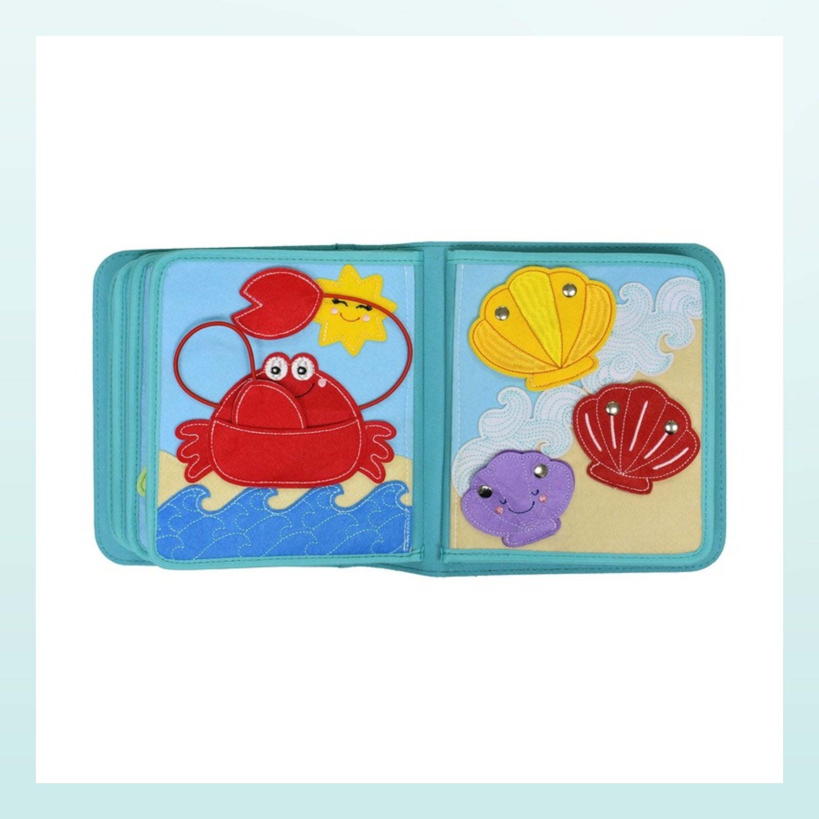 Unter Wasser Quiet Book Seite mit Krabbe mit beweglichem Greifarm an der Schnur und Muscheln mit Druckknöpfen auf sanftem Meer-Hintergrund – ab 3 Jahren