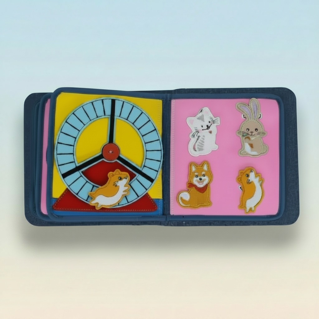 Montessori Quiet Book Pet Friends von My First Book. Zwei Seiten mit interaktiven Übungen für die Feinmotorik zeigt eine Katze, einen Hasen, einen Hund und ein Hamster.