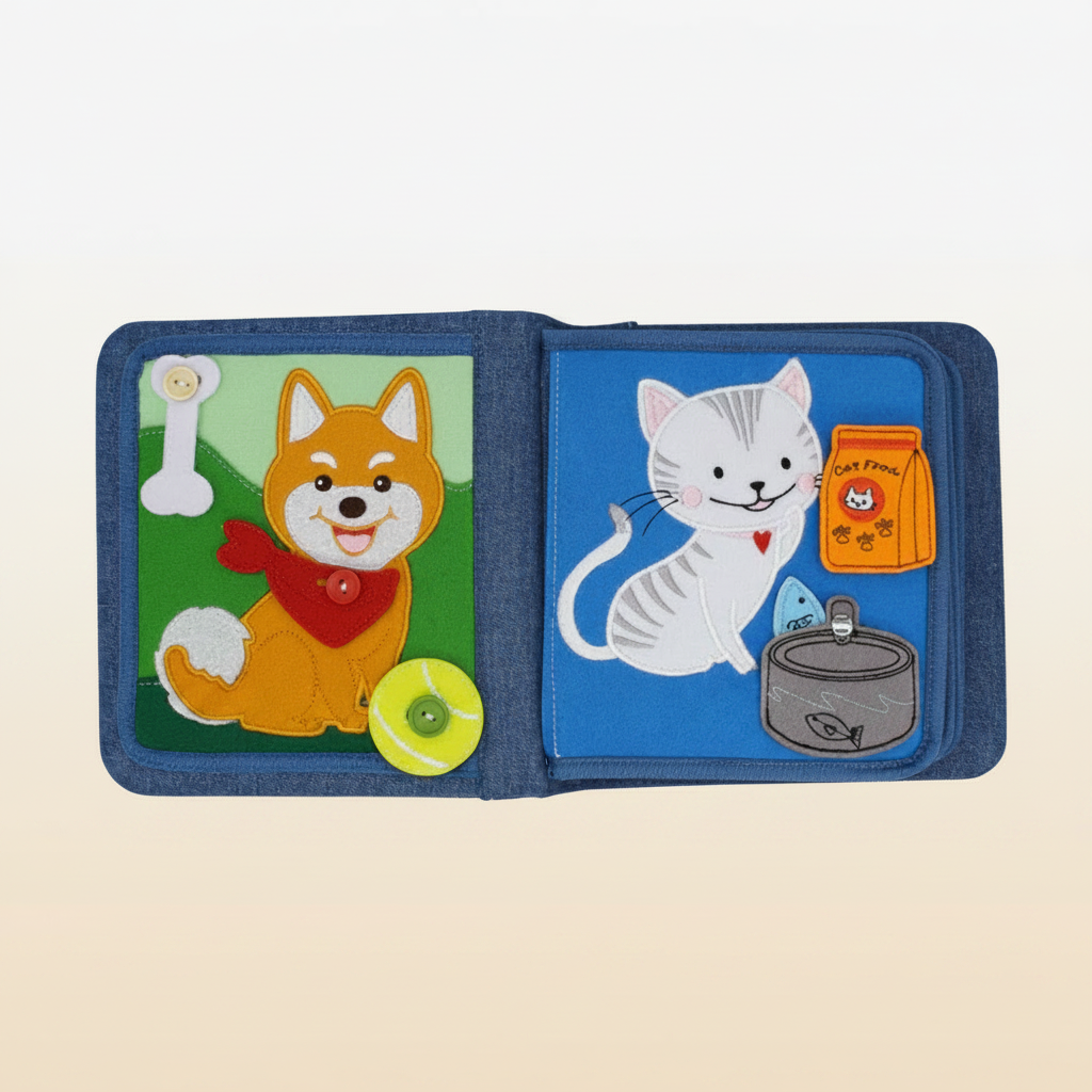 Montessori Quiet Book Pet Fiends von My First Book. Ansicht der ersten zwei Seiten zeigt einen Hund interaktiven Elementen und eine Katze mit Futter zum interaktiven Spielen für die Feinmotorik