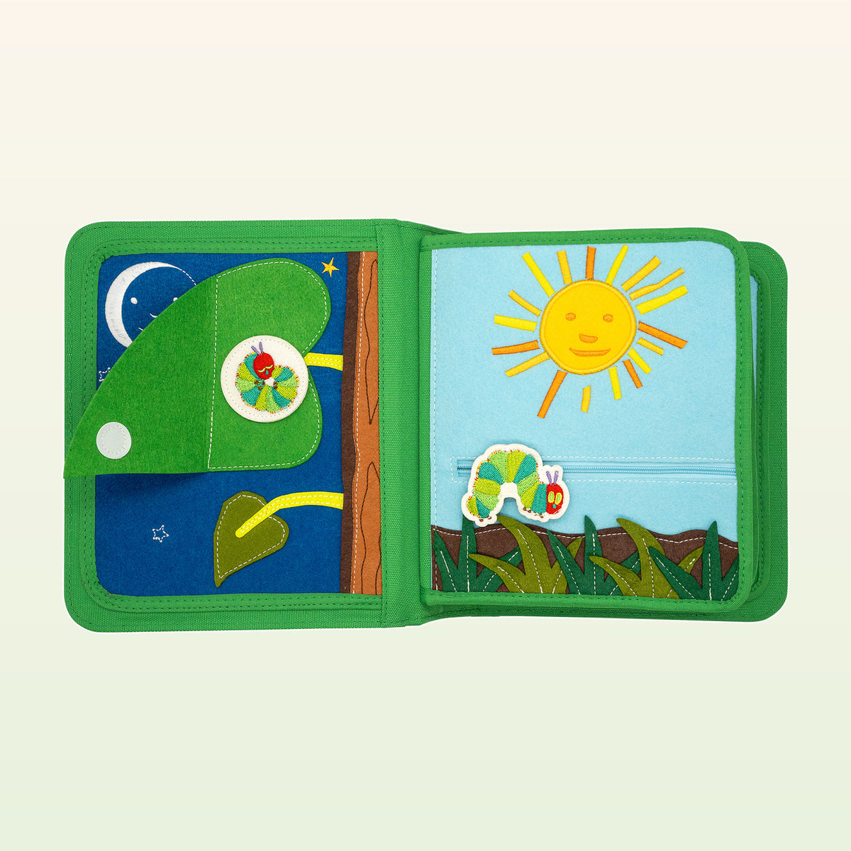 My First Book Die Raupe Nimmersatt Set – Doppelseite mit Mond, Blatt und Sonne über dem Gras – ab 1 Jahr